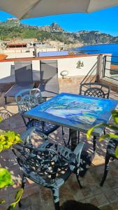 niebieski stół i krzesła na patio w obiekcie Panoramic Terrace Room w mieście Giardini Naxos +16 zdjęć