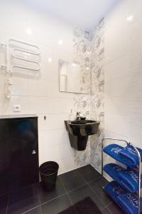 a bathroom with a sink and a mirror at Gdańskie Apartamenty - Apartament Targ Rybny z widokiem na Motławę in Gdańsk