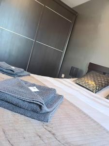 Postel nebo postele na pokoji v ubytování Le NewYorkais - Terrasse Avec Vue Sur La Ville