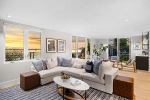 Χώρος καθιστικού στο Experience the Pinnacle of Coastal Living at Harbour House