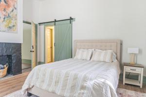 Postel nebo postele na pokoji v ubytování 3Bd 2Ba Oasis in Historic Olde Towne