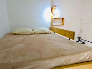 ein Schlafzimmer mit einem großen Bett mit einem hölzernen Kopfteil in der Unterkunft Casa Copal in San Cristóbal de las Casas