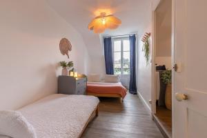 mały pokój z 2 łóżkami i oknem w obiekcie ☆ Sur les toits de Blois ☆ T2 avec vue Château w mieście Blois