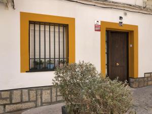 a building with a door and a window at La Casa de la Abuela in Jaén