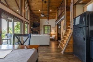 TV a/nebo společenská místnost v ubytování Canyon View Treehouse- Relaxing Getaway in Jasper with an Amazing View