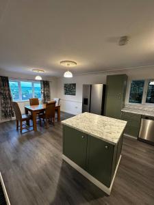 a kitchen and dining room with a table and chairs at Detached 4BR, 4 Bathroom, Driveway, WiFi, Smart TV in Napton on the Hill