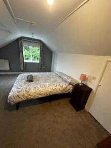 a bedroom with a bed and a window at Detached 4BR, 4 Bathroom, Driveway, WiFi, Smart TV in Napton on the Hill +4 photos