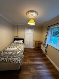 a bedroom with a bed and a window at Detached 4BR, 4 Bathroom, Driveway, WiFi, Smart TV in Napton on the Hill
