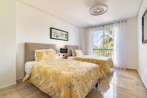 En eller flere senge i et værelse på Waterfront Polo Royale III + 22 billeder