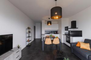 TY FOUR - Bel appartement T2 de standing vue mer的电视和/或娱乐中心