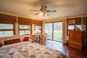 Ένα ή περισσότερα κρεβάτια σε δωμάτιο στο South Haven Home about 1 Mi to Lake Michigan!
