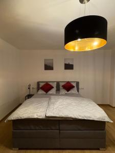 a bedroom with a large bed with a black ceiling at Modernes Serviced Apartment - FeWo Morgenglanz in Berchtesgaden