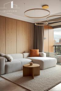 una sala de estar con un sofá y una mesa en Penthouse Brabank Luxury Japandi Sauna&Fitness free parking by Grandview, en Gdansk