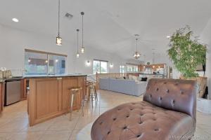 sala de estar y cocina con sofá y silla en Gorgeous 4-bedroom beach space, en Hollywood