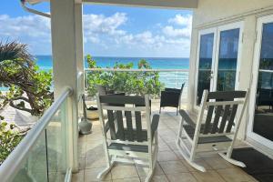 Un balcón con sillas y vista al mar. en Gorgeous 4-bedroom beach space, en Hollywood