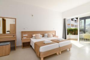 Postel nebo postele na pokoji v ubytování Matina Pefkos Aparthotel