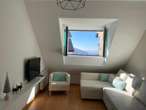 ein Wohnzimmer mit einer weißen Couch und einem Fenster in der Unterkunft HOUSE TUVESA PREMIUM 1 DORMITORIO WIFI GRATiS in Sierra Nevada