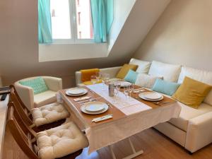 ein Esszimmer mit Tisch und Couch in der Unterkunft HOUSE TUVESA PREMIUM 1 DORMITORIO WIFI GRATiS in Sierra Nevada