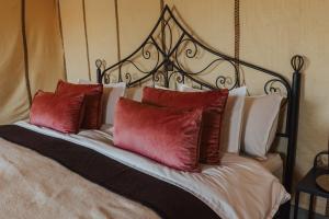 Postel nebo postele na pokoji v ubytování Tassili Luxury Desert Camp