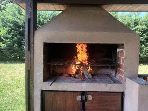 Casa amplia barrio privado Miramar في ميرامار: فرن من الطوب بداخله نار