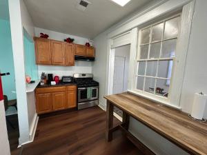 Η κουζίνα ή μικρή κουζίνα στο Gorgeous Apartment in DC with 4Bedrooms-6Beds