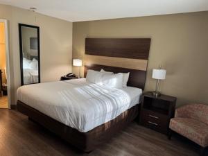 Una cama o camas en una habitación de MainStay Suites Columbus near Fort Benning