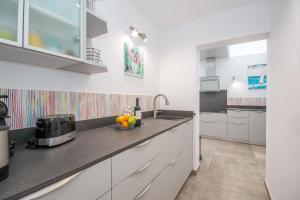 Kuchyňa alebo kuchynka v ubytovaní CasaColores - SilverDeluxe Penthouse with private pool or Bronce Garden-Apartment no pool, Puerto de la Cruz