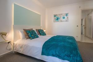 Posteľ alebo postele v izbe v ubytovaní CasaColores - SilverDeluxe Penthouse with private pool or Bronce Garden-Apartment no pool, Puerto de la Cruz