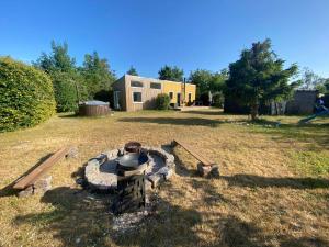 Zahrada ubytování Bright Holiday Home Close To The Sea