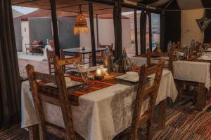 Restaurace v ubytování Tassili Luxury Desert Camp