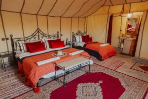 Postel nebo postele na pokoji v ubytování Tassili Luxury Desert Camp