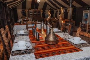 Restaurace v ubytování Tassili Luxury Desert Camp