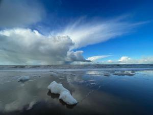a patch of snow on the shore of a beach at ZeeBedStay in Noordwijk aan Zee