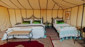 Postel nebo postele na pokoji v ubytování Tassili Luxury Desert Camp