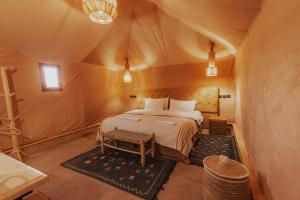 Postel nebo postele na pokoji v ubytování Tassili Luxury Desert Camp