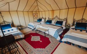 Postel nebo postele na pokoji v ubytování Tassili Luxury Desert Camp + 37 fotografií