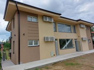 una casa con finestre sul lato di Novel S&S a Veliko Gradište