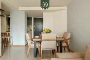 a dining room with a table and chairs at 2 BR Condo in Polanco with Pool and Gym in Mexico City