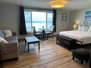 Postel nebo postele na pokoji v ubytování West Beach Suites