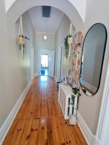 克莱尔Clare Cottage with 3 King Suites的相册照片
