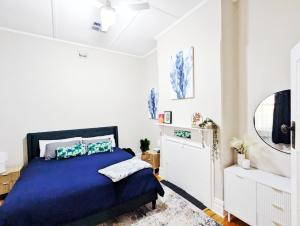 Clare Cottage with 3 King Suites客房内的一张或多张床位