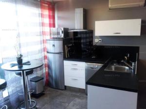 Kuchyňa alebo kuchynka v ubytovaní Résidence Héliopolis Bâtiment K - Studio 2 pers. CAP D'AGDE MAE-4534