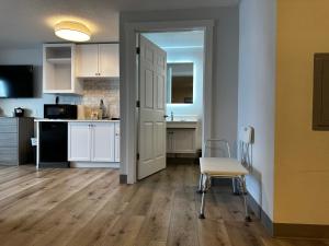 Kuchyň nebo kuchyňský kout v ubytování West Beach Suites