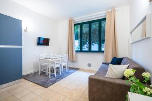 un soggiorno con un divano e un tavolo di Giardino a Milano - Elegante Appartamento a Milano
