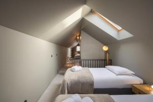 アヴェイロにあるCasa Beira Marの白い壁の部屋にベッドが2つある