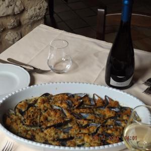 カニカッティにあるCorte dei Monaciのワイン1本とテーブル上の皿