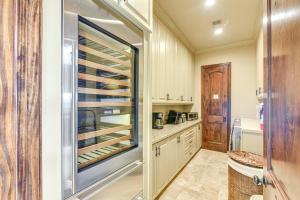 Η κουζίνα ή μικρή κουζίνα στο Beachfront Group Getaway on Bolivar Peninsula +36 φωτογραφίες