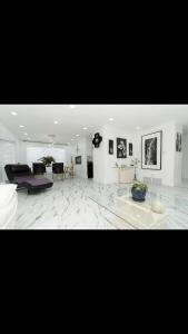 duży salon z kanapą i stołem w obiekcie Modern and luxury 3500 sq feet house jetted tub over 10000 sq feet lot w mieście Edmonton
