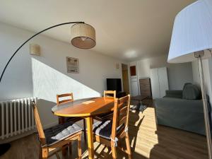 TV a/nebo společenská místnost v ubytování Appartement lumineux 3 chambres à Tours nord