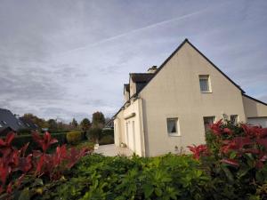 a white house with a garden in front of it at Maison 2 chambres avec jardin, proche Vannes et du Golfe du Morbihan in Ploeren